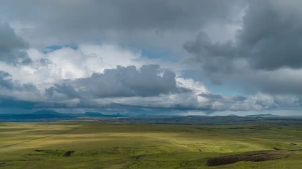 Nuvens Movem Sobre Montanhas Planície Islândia — Vídeo de Stock