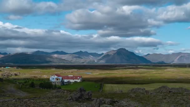 Wolken Ziehen Über Die Berge Und Die Ebene Islands — Stockvideo