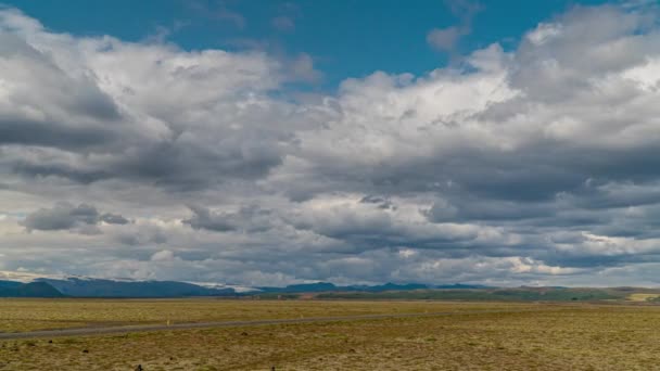 Nuvens Movem Sobre Montanhas Planície Islândia — Vídeo de Stock