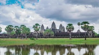 Angkor Wat 'ın su birikintisine gündüz vakti yansıması, Kamboçya