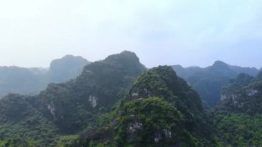 Ninh Binh bölgesinin havadan görünüşü Tam Coc vadisi, Vietnam, seyahat noktası 
