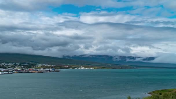 Moln Flyttar Över Isländska Staden Akureyri Och Fjord — Stockvideo