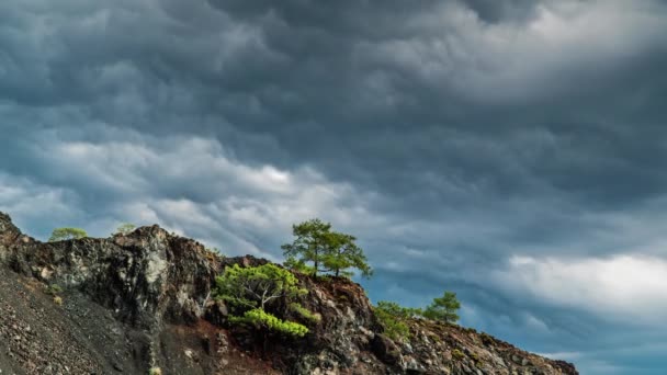 Nuvens Movem Sobre Montanha — Vídeo de Stock