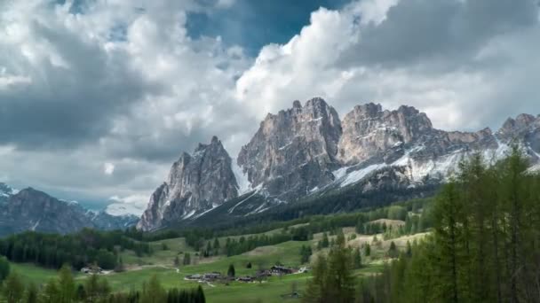 Bulutlar Dolomitlerin Üzerine Taşı — Stok video