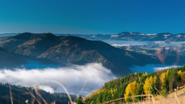 Wolken Ziehen Über Ein Gebirgstal — Stockvideo