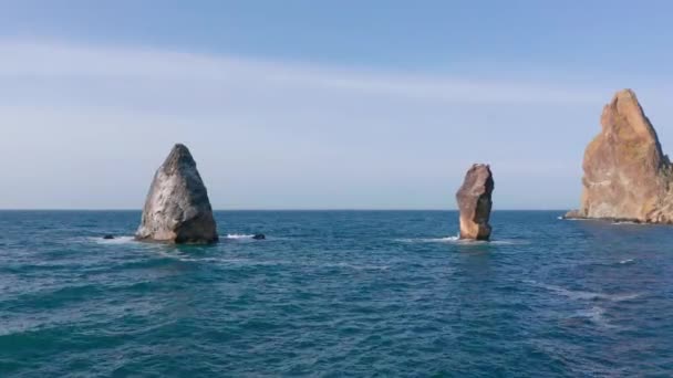 Fliegen Über Der Meeresoberfläche Zwischen Felsen — Stockvideo