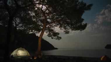 Bulutlar ve Ay Körfez ve Çadırlar Üzerinde Yürür 