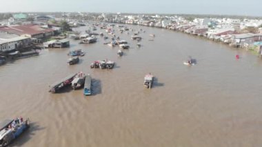 Nehirde yüzen Cai Rang pazarında uçarken, Can Tho, Vietnam