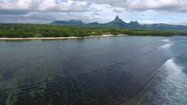 Aeronáutica Sobre Ilha Maurícia Lagoa Longo Costa Com Ondas Espumosas — Vídeo de Stock