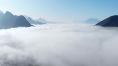 Bulutların üzerinde uçan hava aracı Laos 'taki vadiyi kaplayan sisli bir sabah sisi