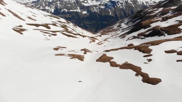 Volando Sobre Excursionista Caminando Hacia Cima Montaña Nevada Esquí Travesía — Vídeo de stock