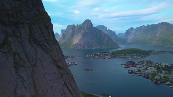 Політ Вздовж Скелі Повітряний Вид Маленьке Рибальське Село — стокове відео