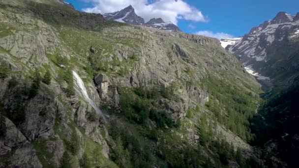 Schöner Wasserfall Den Alpen — Stockvideo