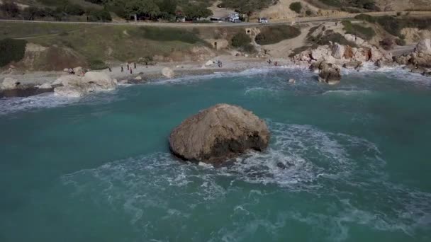 Vista Aérea Las Olas Que Estrellan Las Rocas — Vídeo de stock