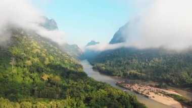 Sabah sisi ve bulutların üzerinde uçan Nam Ou Nehri dronu, Laos 
