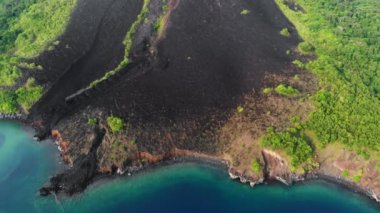 Aktif volkan lav akıntıları üzerinde uçan Gunung Api, Banda Adaları, Maluku, Endonezya