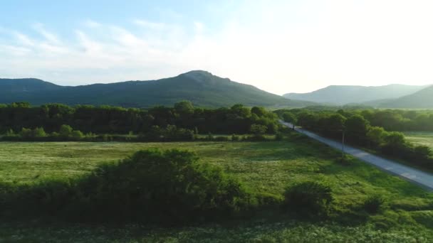 乡村道路及山岭 — 图库视频影像