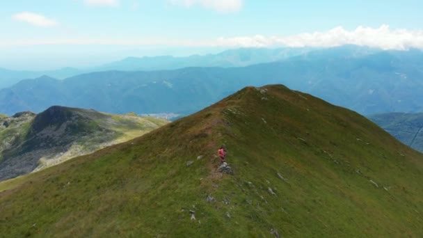 Pareja Mochileros Senderismo Cima Montaña Aventuras Verano Los Alpes — Vídeos de Stock