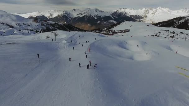 Vue Aérienne Des Skieurs — Video