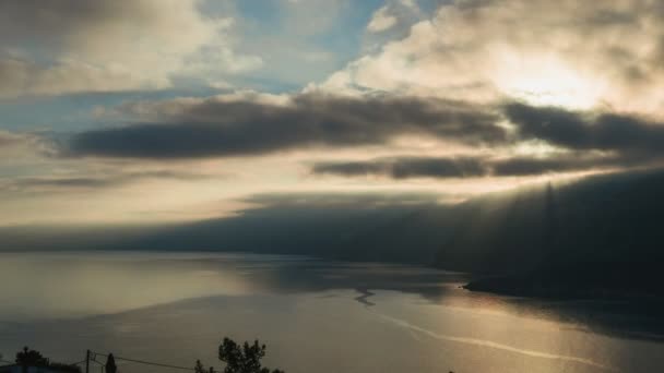 Dramático Moody Time Lapse Shot Sunrise Rocky Shore Calm Sea — Vídeos de Stock