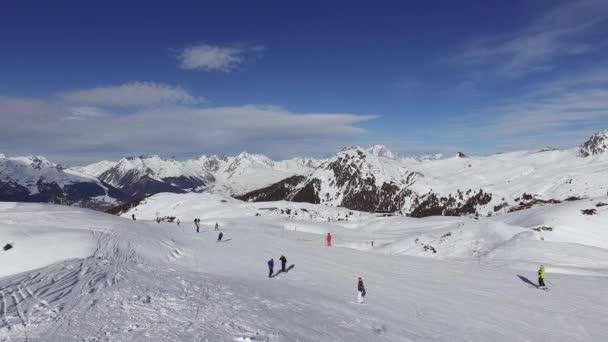 Luftaufnahme Von Skifahrern Und Snowboardern — Stockvideo