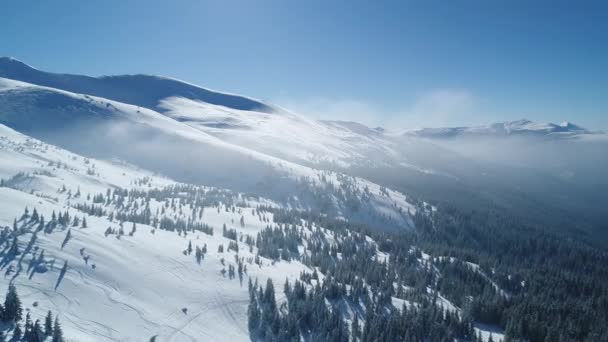 Voar Sobre Mountain Ski Resort — Vídeo de Stock