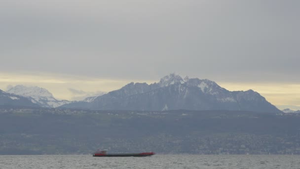 Barco Flutuando Lago Perto Montanhas Nevadas — Vídeo de Stock