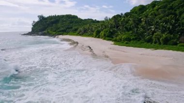 Hava Aracı Alçak İrtifa Uçuşu Tropikal Kumsalın Üzerinde Okyanus Dalgaları ile Mahe Adası, Seyşeller