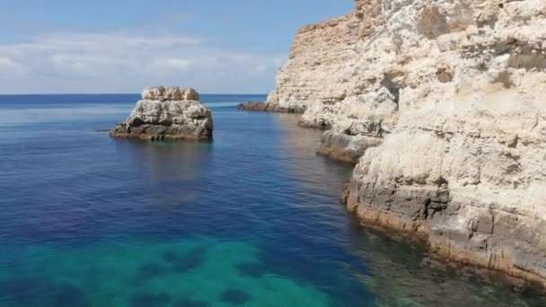 Volar Sobre Superficie Del Mar Entre Rocas — Vídeo de stock