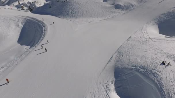 人们滑雪的空中景观 — 图库视频影像