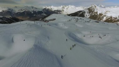 Kayak yapan insanların hava görüntüsü 