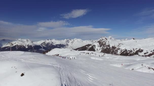 Luftaufnahme Von Skifahrern — Stockvideo