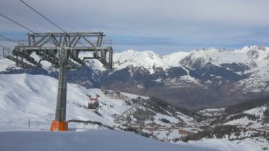 La Plagne 'da teleferik sürüyor.
