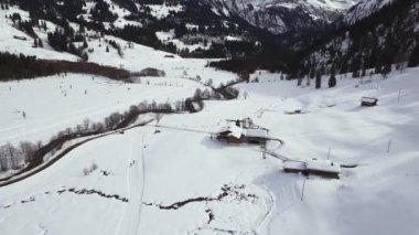 Nehir kenarındaki ahşap bir evin havası.