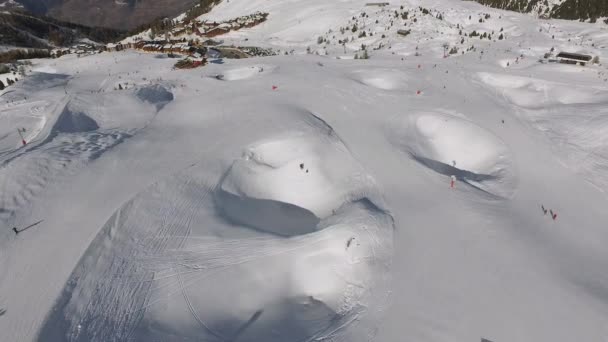 Вид Воздуха Людей Лыжах — стоковое видео