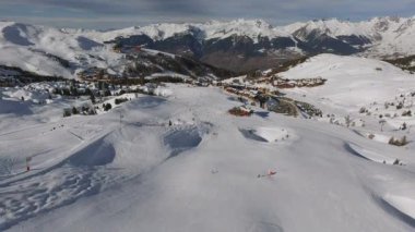 La Plagne 'da kayak yapan insanların hava manzarası