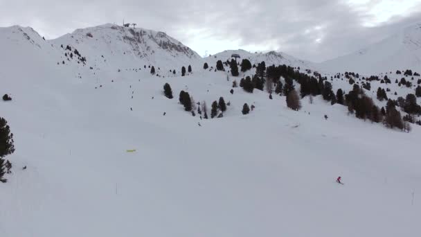 Luchtfoto Van Skiërs — Stockvideo