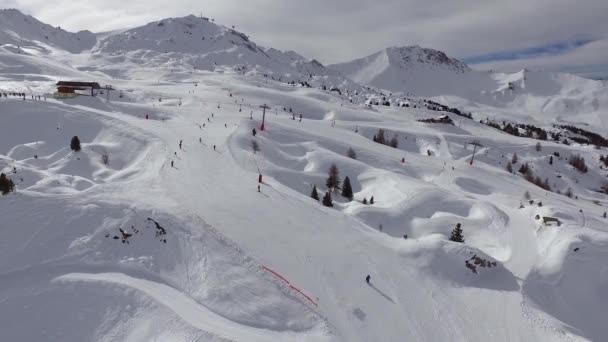 Luchtfoto Van Skiërs Een Skigebied — Stockvideo