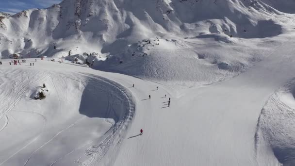 Flygfoto Över Personer Som Åker Skidor — Stockvideo