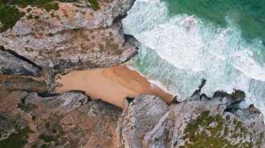 Sintra, Portekiz 'deki Saklı Praia Do Cavalo Sahili' nin Kuş Gözü Manzarası. Beyaz Dalgalar Yuvarlanıyor