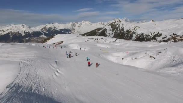 プラーニュでの人々のスキーの空中ビュー — ストック動画