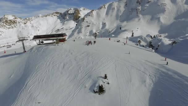 Flygfoto Över Personer Som Åker Skidor — Stockvideo