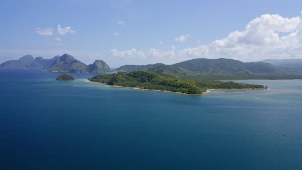 空中高姿勢ドローンがエルニド本土に向かって高くそびえる石灰岩のカルスト地形で海を飛ぶ — ストック動画