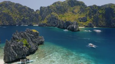 Filipinler, Palawan, El Nido 'daki Shimizu ve Miniloc Adası arasındaki boğazın hava görüntüsü. Turist