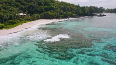 Mahe Adası, Seyşeller 'deki Beyaz Kum Cenneti Tropikal Plaj Anse Bazarkası Havadan Görünümü