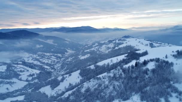 Vista Aérea Foggy Sunset Winter Mountain — Vídeo de Stock