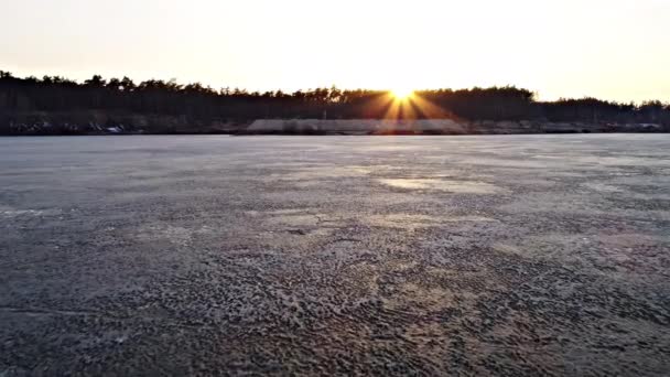 夜の凍結湖の空中ショット — ストック動画