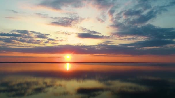 鏡のような穏やかな湖の空中ビューが地平線に伸びる — ストック動画