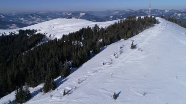 Flyg Skidlift Skidorten Soliga Carpatian Mountains — Stockvideo