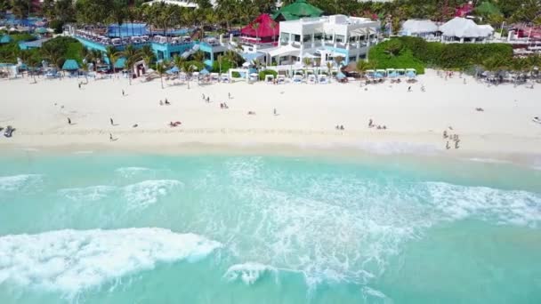 美丽的白沙滩上的度假胜地和宾馆的空中射击与蓝色绿松石 — 图库视频影像